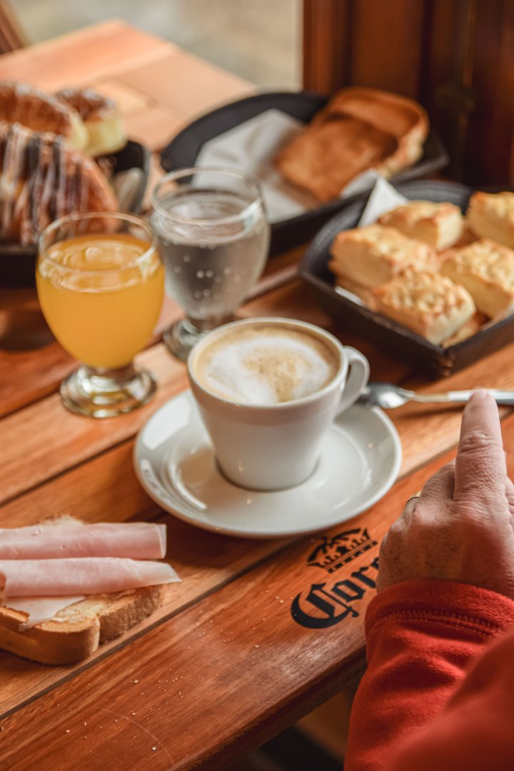 Café con leche y tostadas en el desayuno Hotel Mónaco