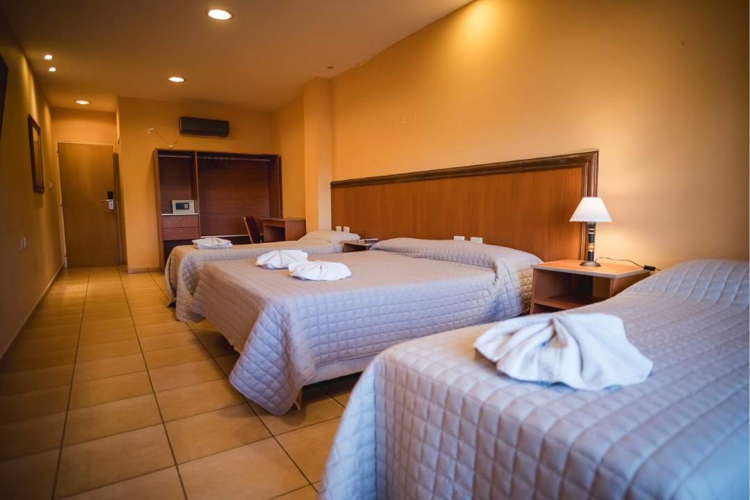 Habitación quíntuple Hotel Mónaco - camas y placard