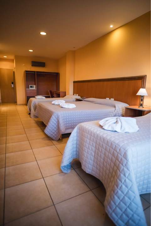 Habitación quíntuple Hotel Mónaco - vista hacia la puerta