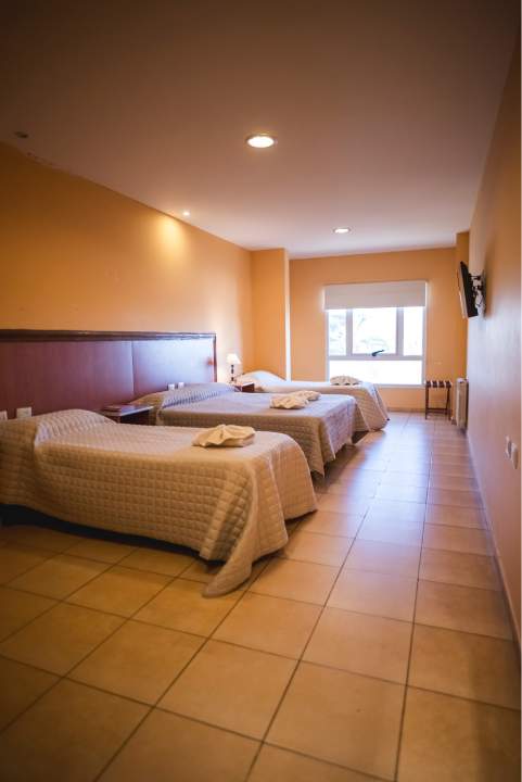 Habitación quíntuple Hotel Mónaco - vista desde la entrada