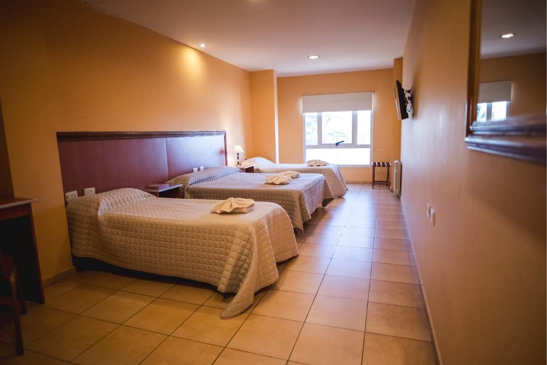 Habitación quíntuple Hotel Mónaco - camas y ventana