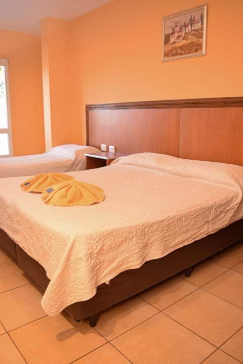 Habitación triple Hotel Mónaco - cama matrimonial