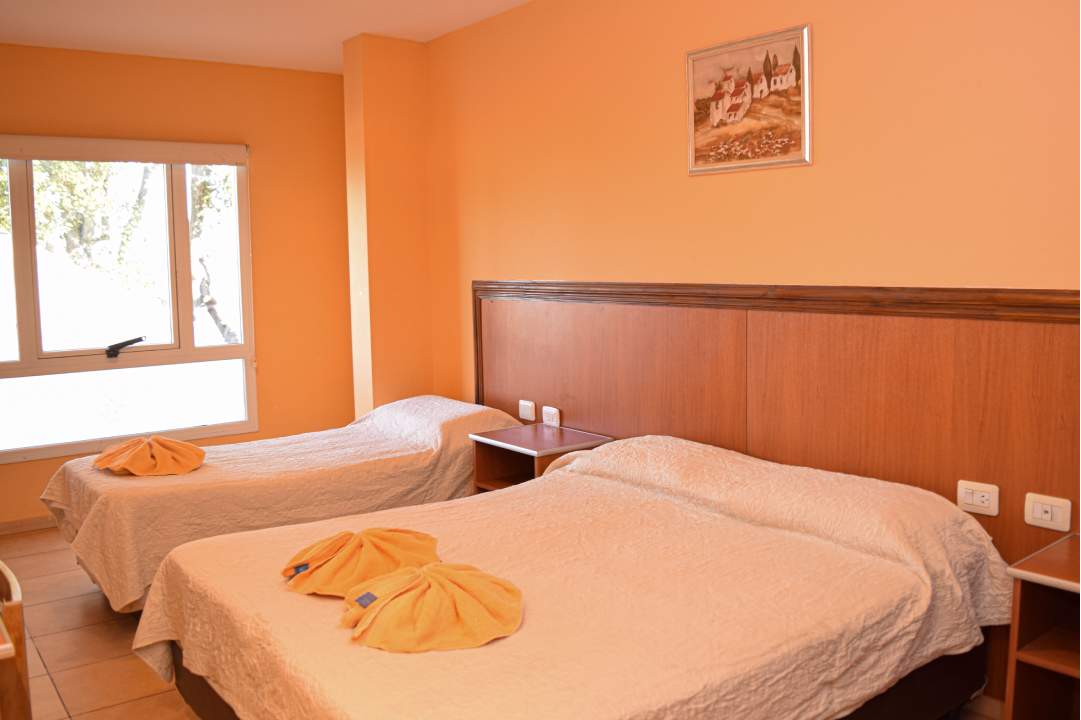 Habitación triple Hotel Mónaco - vista general