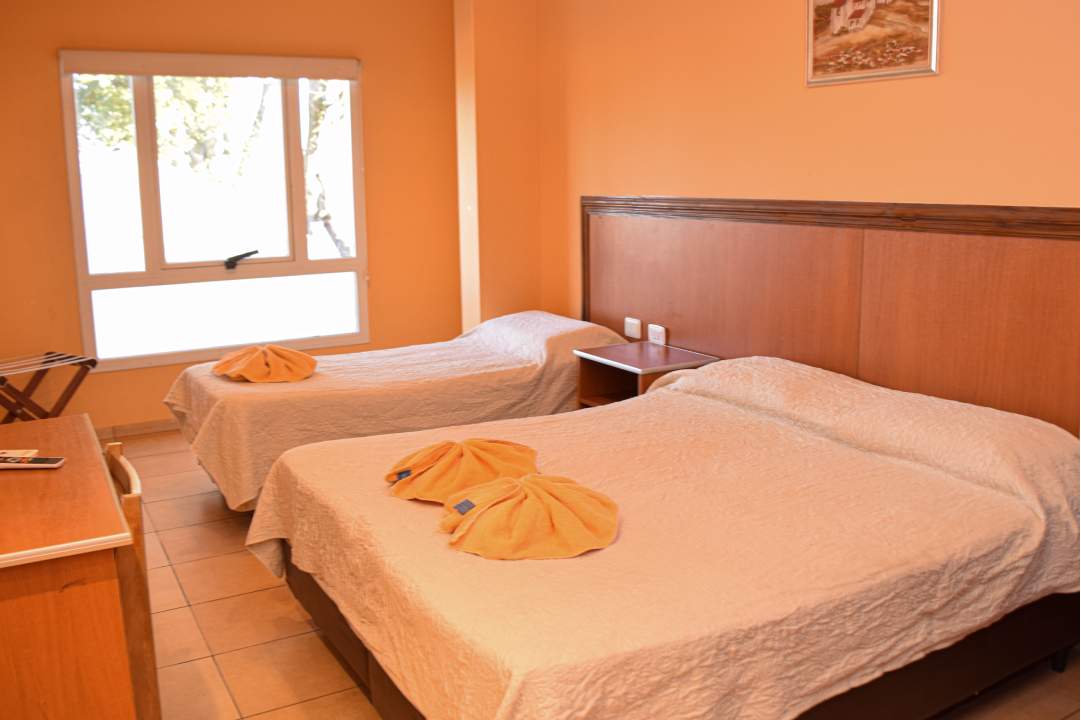 Habitación triple Hotel Mónaco - camas y ventana