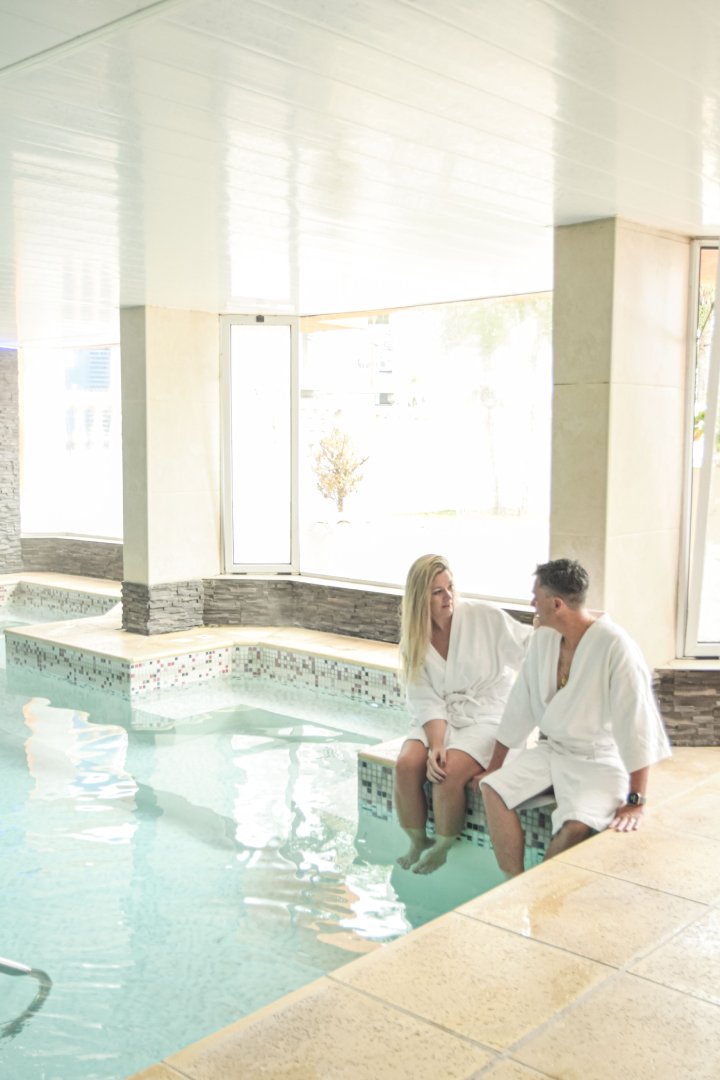 Pareja en la pileta climatizada Hotel Mónaco